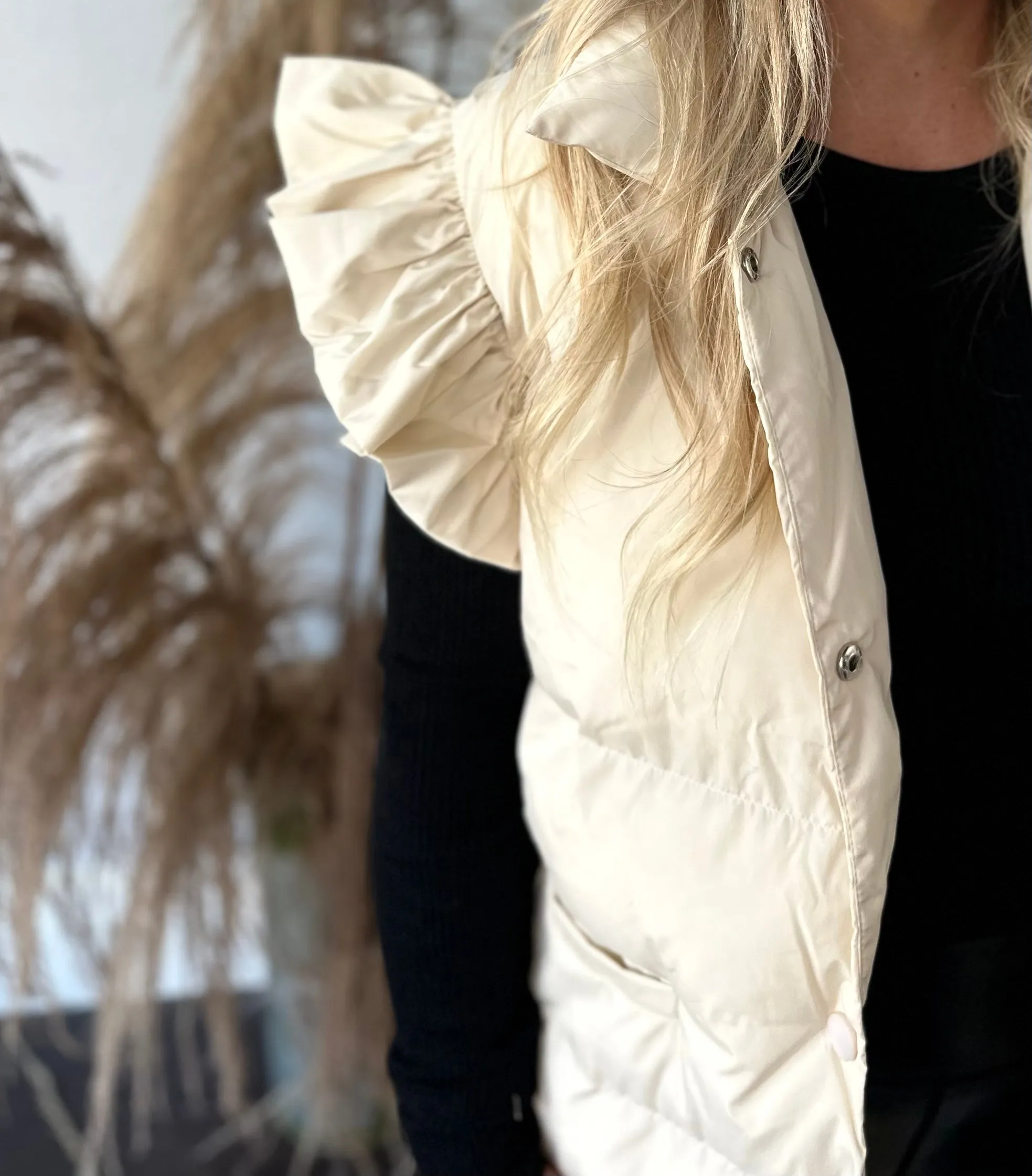 PUFFER VEST W/RUFFLE CAP SLEEVE (4 DIFFERENT COLORS)