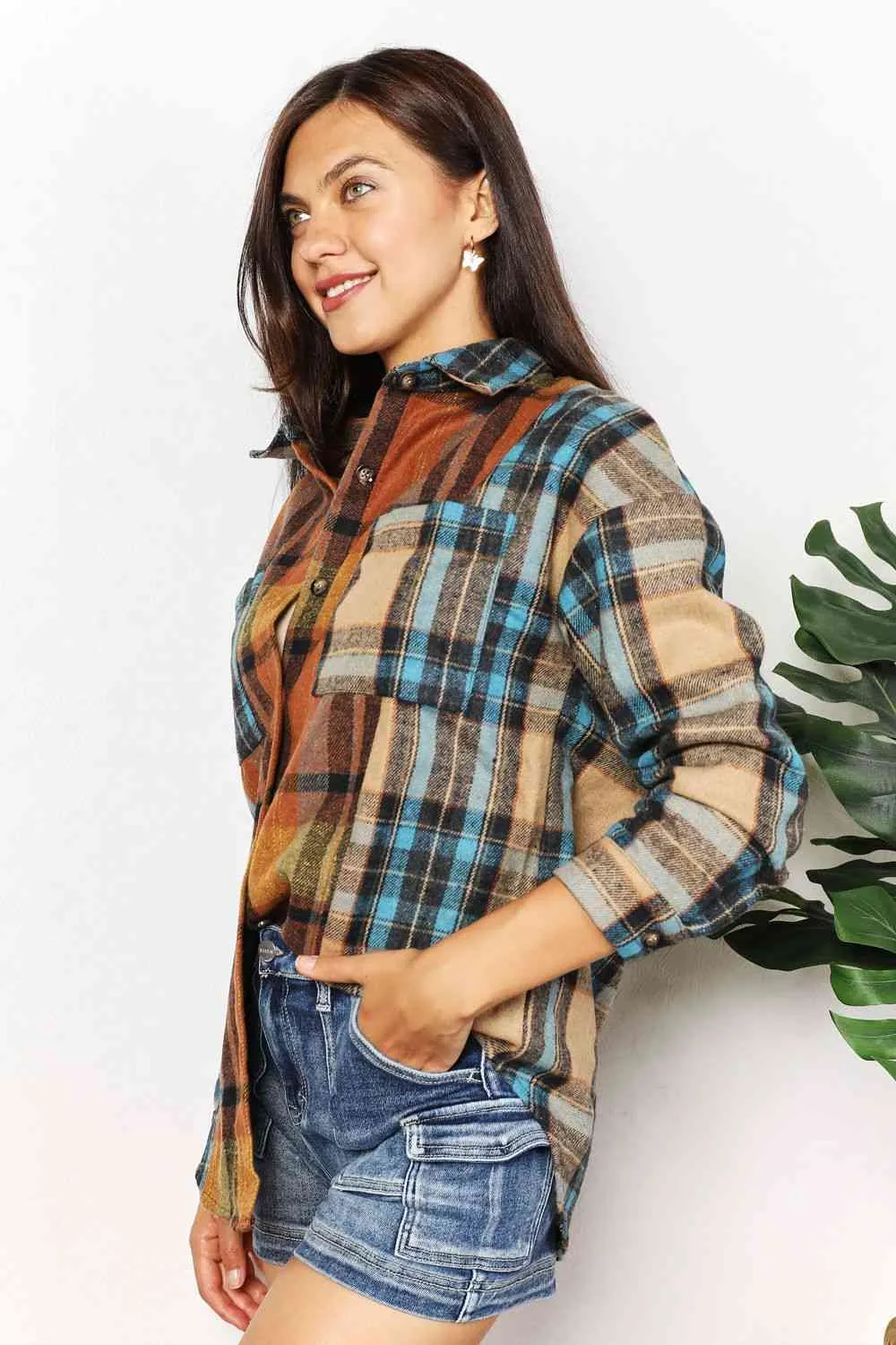 women's Plaid Curved Hem Shirt Jacket with Breast Pockets