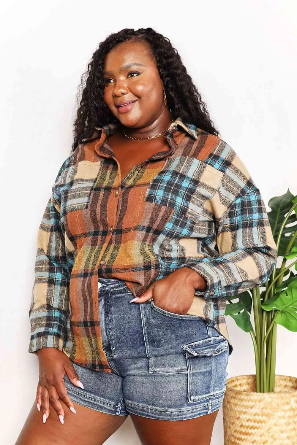 women's Plaid Curved Hem Shirt Jacket with Breast Pockets