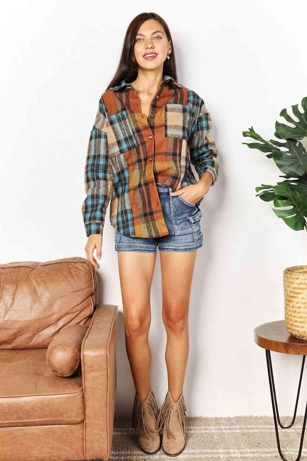 women's Plaid Curved Hem Shirt Jacket with Breast Pockets