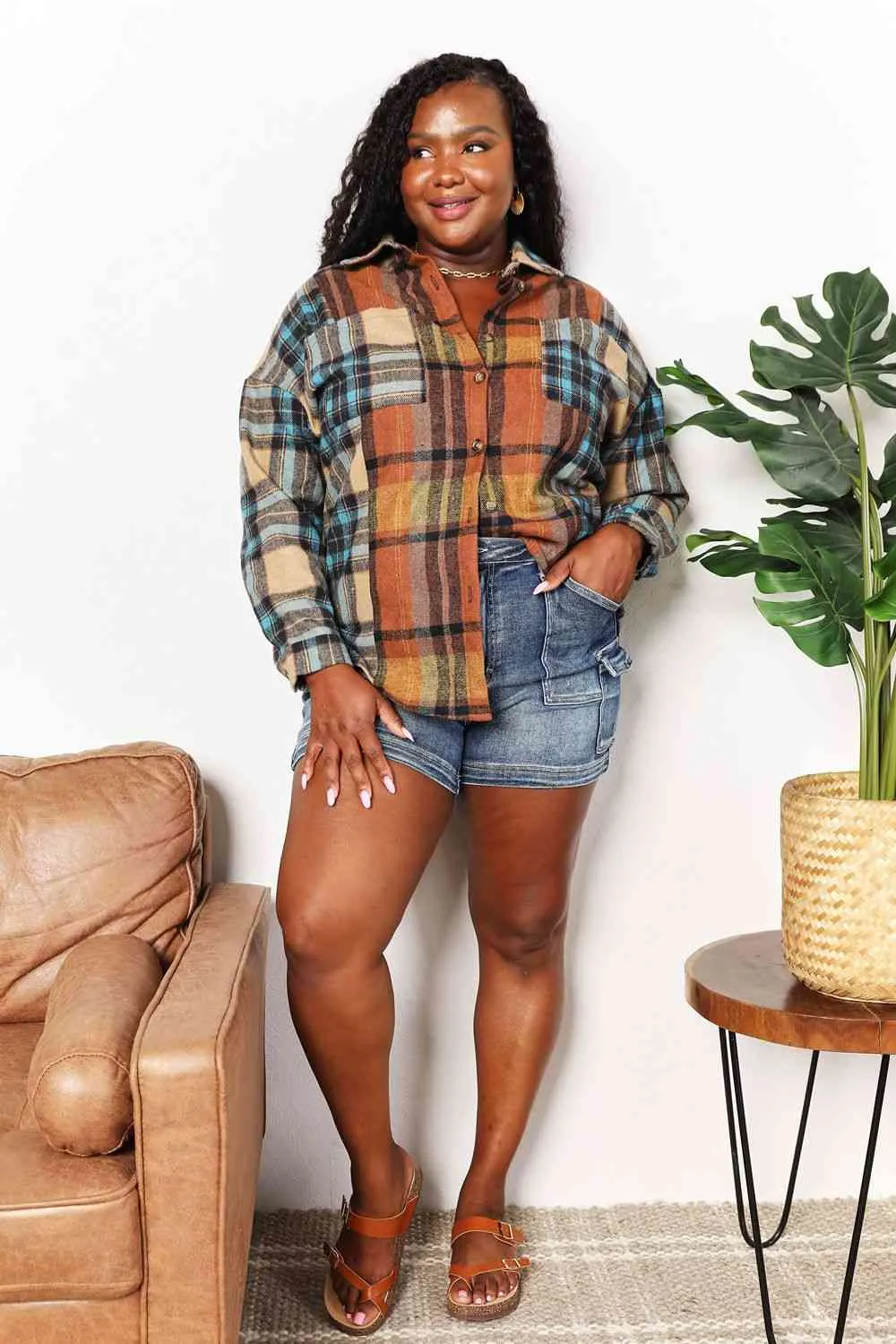 women's Plaid Curved Hem Shirt Jacket with Breast Pockets
